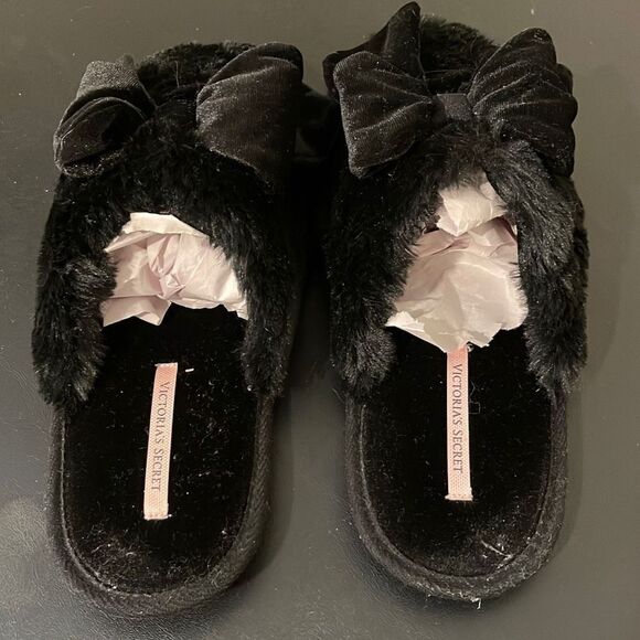Victoria’s Secret Fuzzy Slip on Slippers. Size Medium. Black‎ W/bow - Picture 3 of 8
